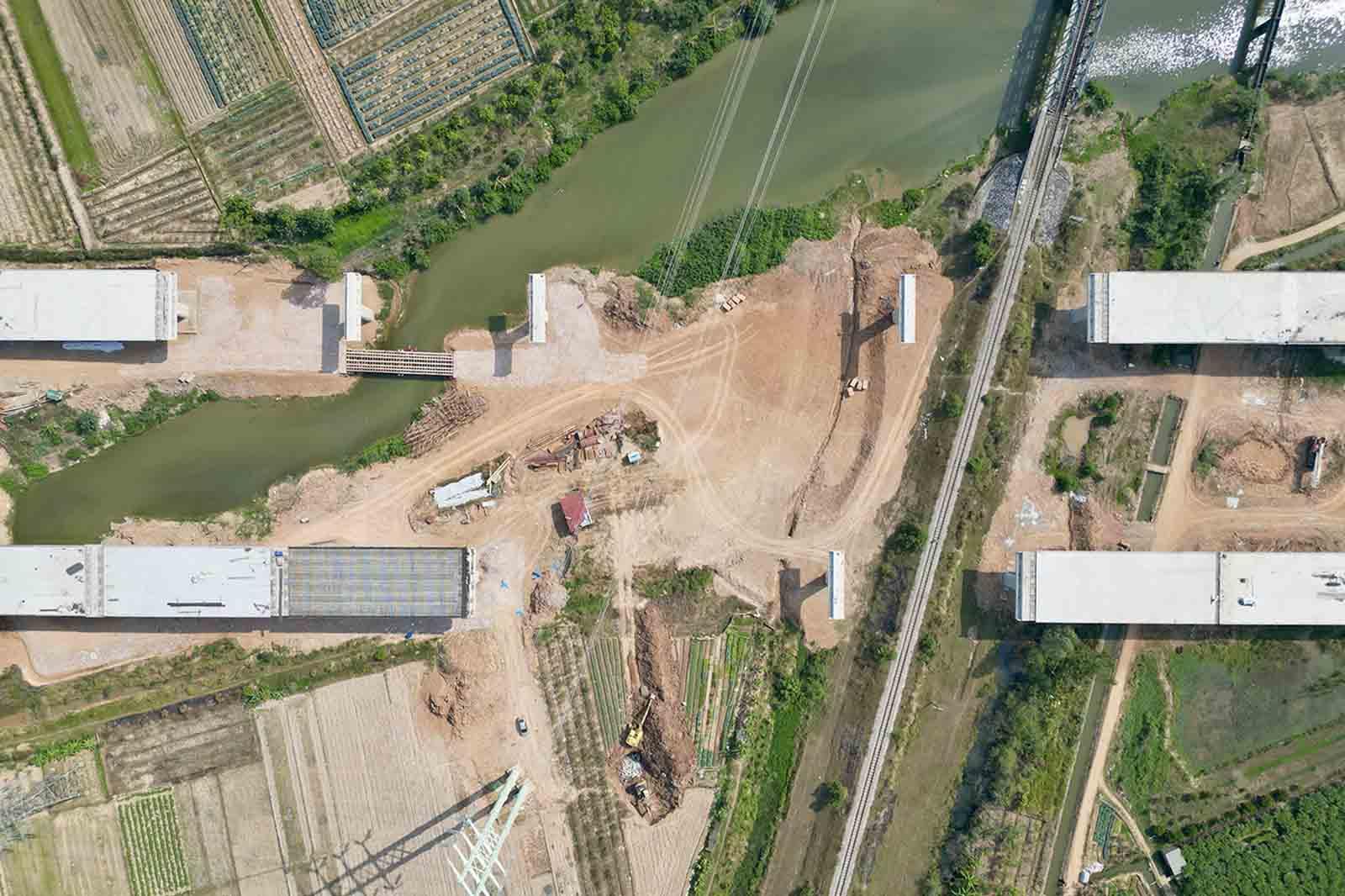 Hiện có 4 trụ cầu và 8 nhịp dầm chưa được thi công, lao lắp vì vướng 2 đường dây điện 220kV và 50kV. Ảnh: Nhóm PV