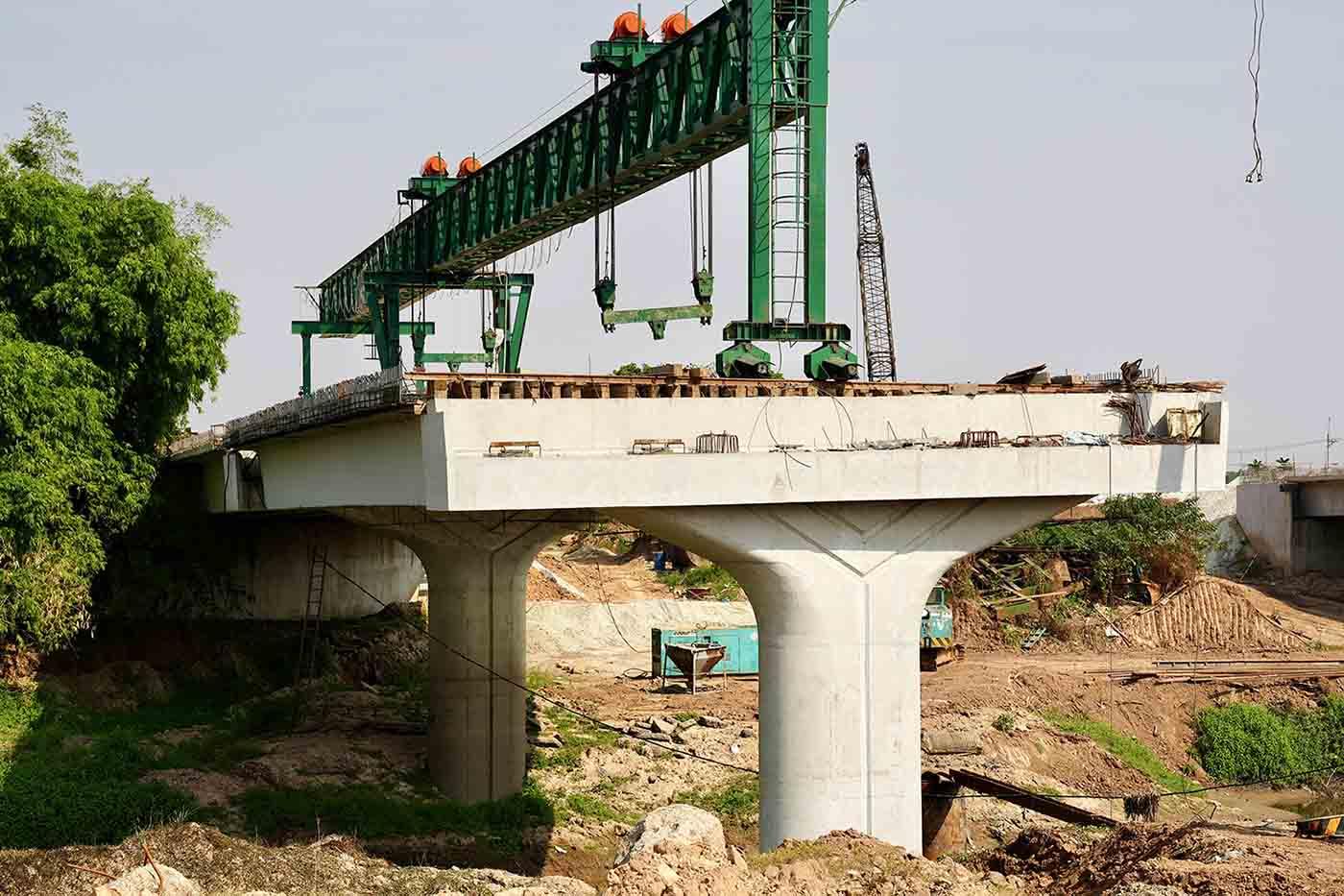 Nhiều hạng mục chính của cầu đã cơ bản hoàn thành.