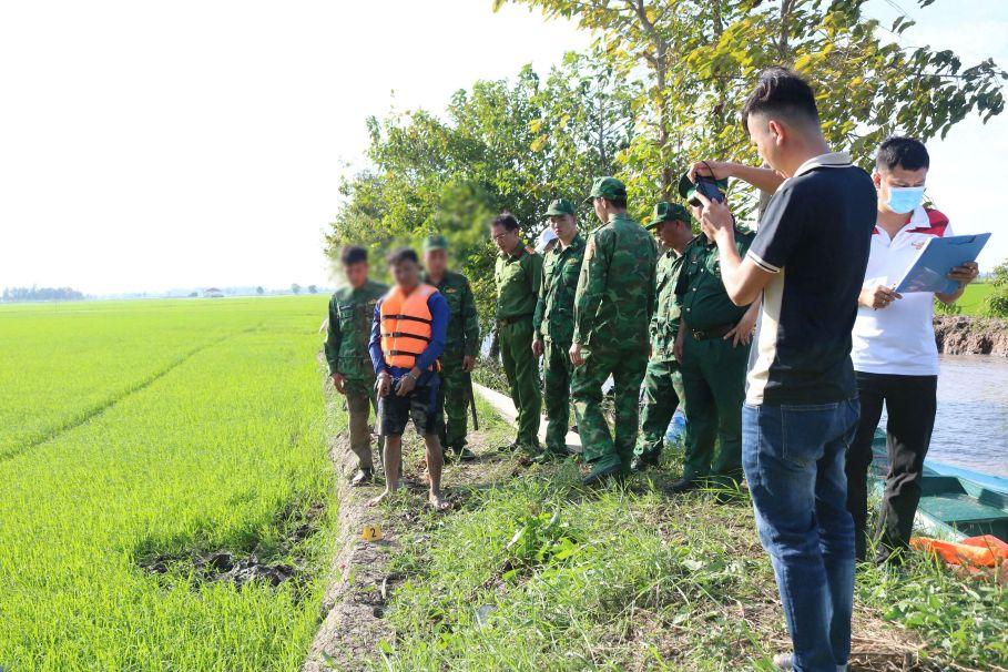 Thực nghiệm hiện trường vụ vận chuyển trái phép vàng qua biên giới. Ảnh: BĐBP tỉnh An Giang