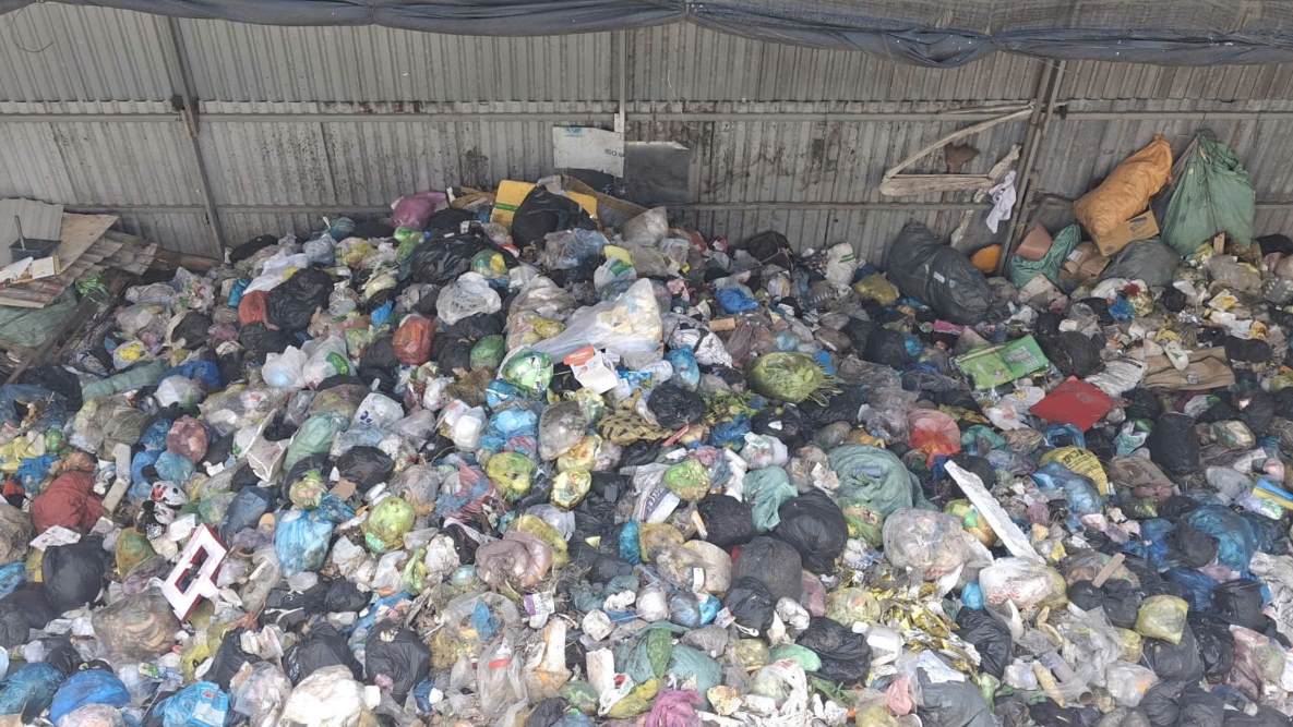 Rác được chất đống dưới đất. Ảnh: Tạ Quang