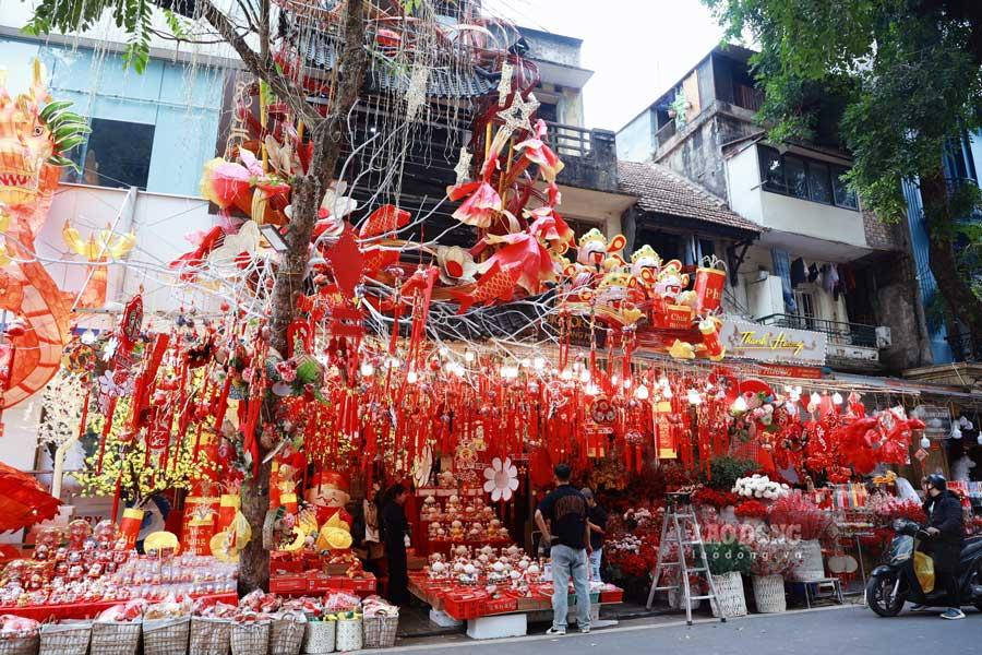 Còn khoảng hơn 1 tháng nữa là tới Tết Nguyên đán 2025, tuy nhiên, phố Hàng Mã đã tràn ngập sắc đỏ đặc trưng của Tết. Ghi nhận của PV, ngay sau lễ Noel, cả con phố đã được thay “áo mới“.