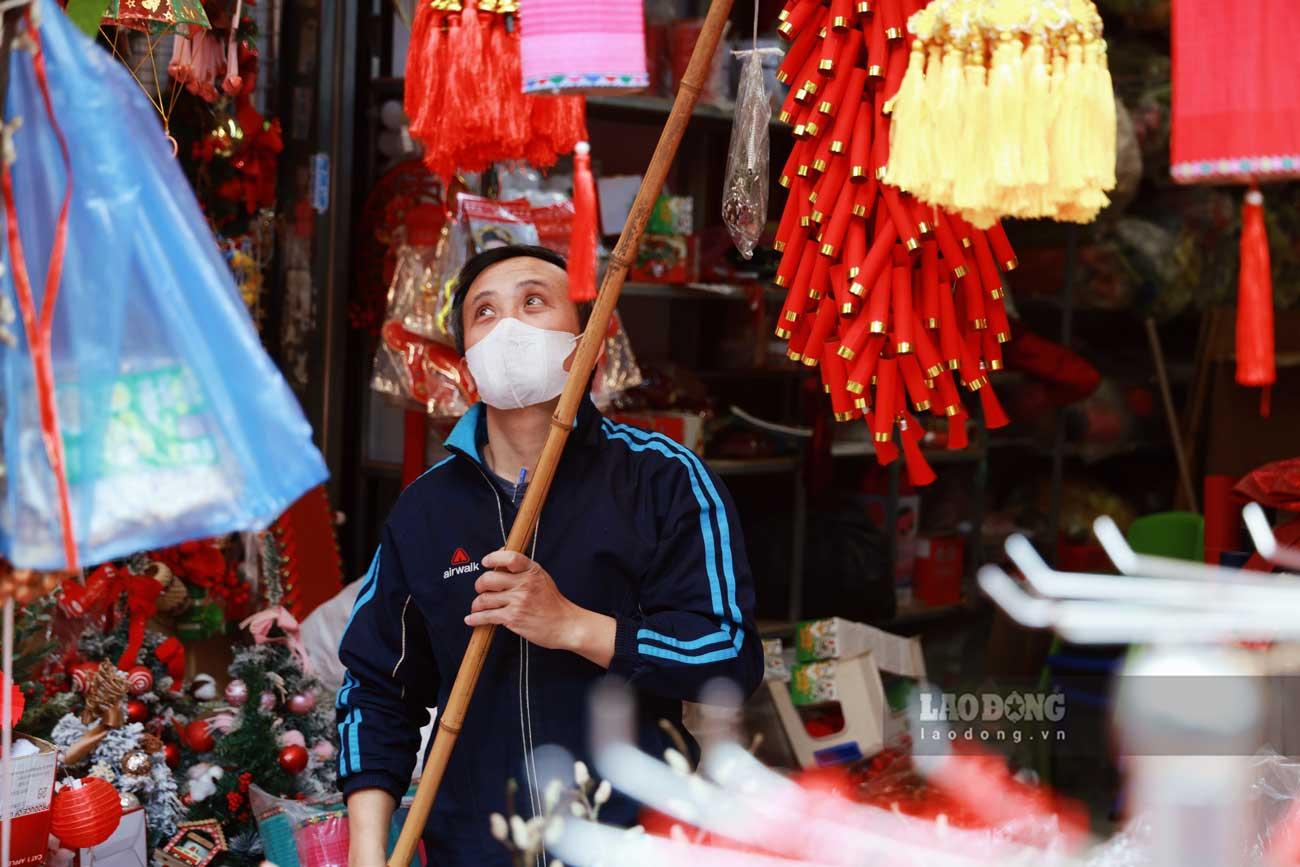 Anh Hoàng Tuân, tiểu thương trên phố Hàng Mã cho biết, ngay sau Noel anh phải thức đêm dọn đồ Giáng sinh, nhanh chóng bài trí các mặt hàng phục vụ nhu cầu trang trí Tết của người dân.