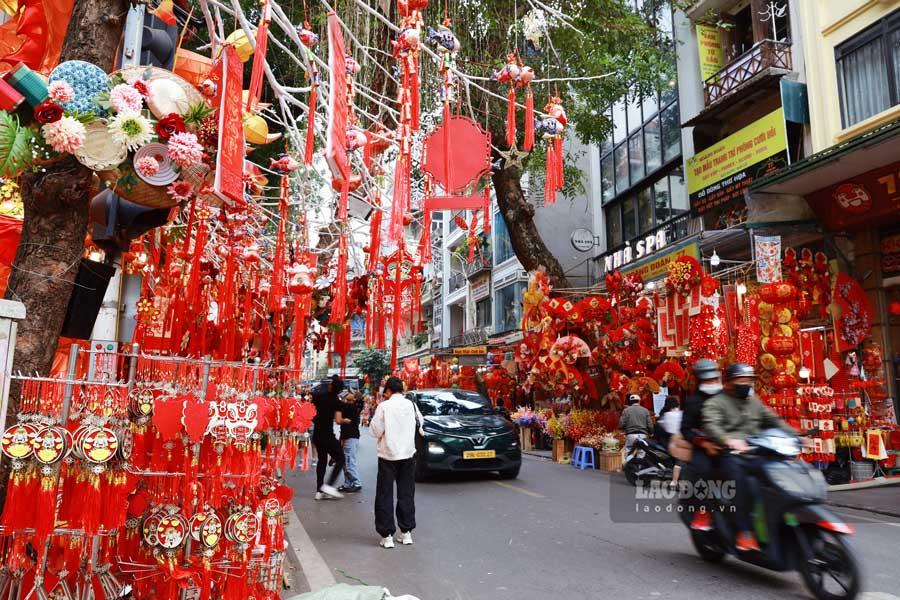 Đây là mùa cuối cùng trong năm nên hầu hết các tiểu thương trên phố Hàng Mã đều chuẩn bị hàng hóa rất kĩ lưỡng với hy vọng buôn bán đắt hàng và đủ nguồn cung để phục vụ người dân.