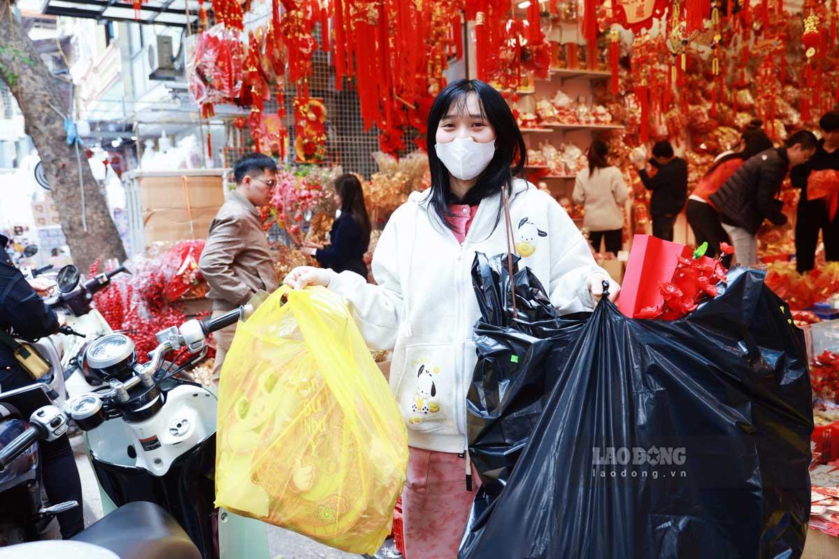 “Năm nay mua nhà mới nên tôi rất hào hứng sắm đồ Tết để trang trí nhà, hôm nay cùng bạn lên phố thấy Hàng Mã bày đồ trang trí Tết nên tôi cũng mua luôn, giá thành phù hợp, nhiều mẫu mã đẹp nên tôi mua hết hơn 1.500.000 đồng cũng chưa thấy đủ“. chị Lê Thị Hiền (Thanh Trì, Hà Nội) chia sẻ.