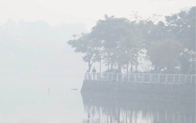 Hồ Tây chìm trong lớp sương mờ ô nhiễm. Ảnh: Trang Hà