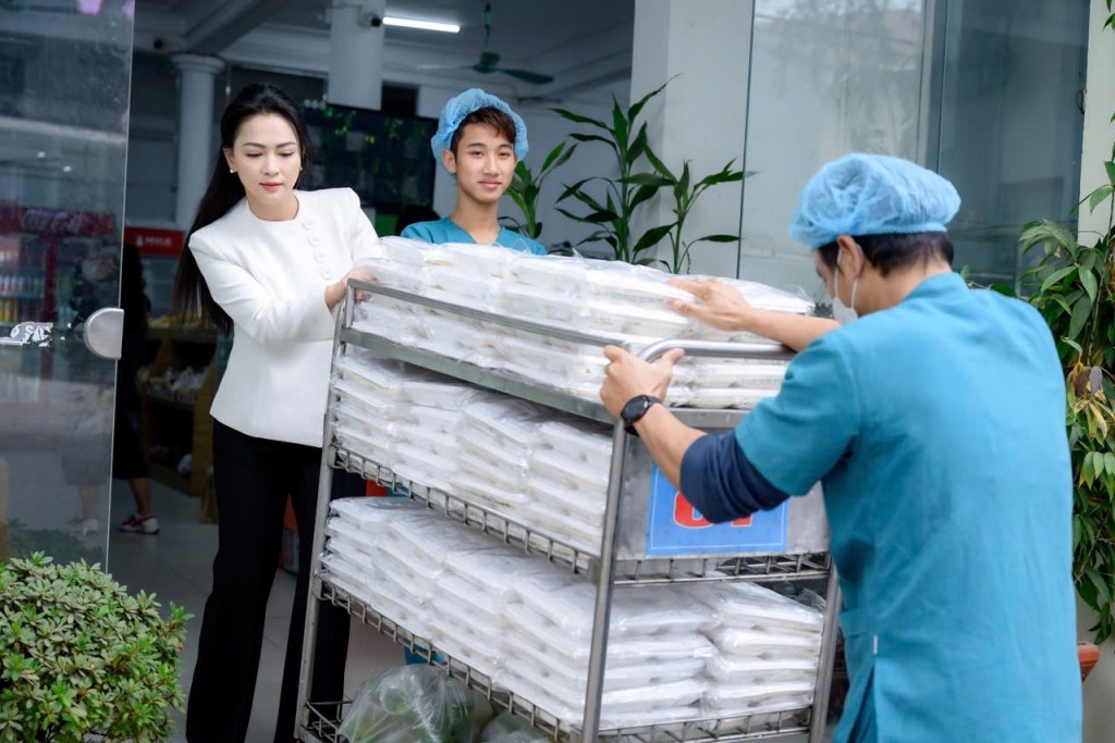 Hơn 200 phần ăn được phát cho các bệnh nhân Bệnh viện Đa khoa Hà Đông