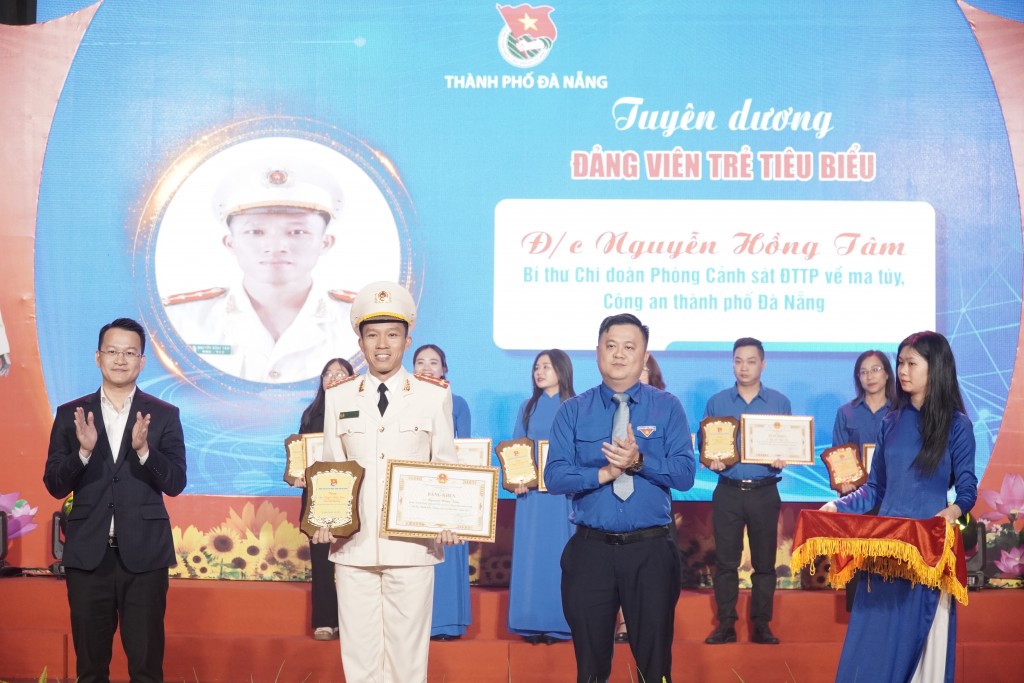 Anh Nguyễn Mạnh Dũng, Phó Trưởng ban Thường trực Ban Tuyên giáo Đà Nẵng và anh Lê Công Hùng, Bí thư Thành đoàn trao tuyên dương 38 đảng viên trẻ tiêu biểu (Ảnh Đ.Minh)