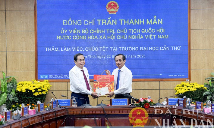 Chủ tịch Quốc hội Trần Thanh Mẫn tặng quà Trường Đại học Cần Thơ. Ảnh: Lâm Hiển