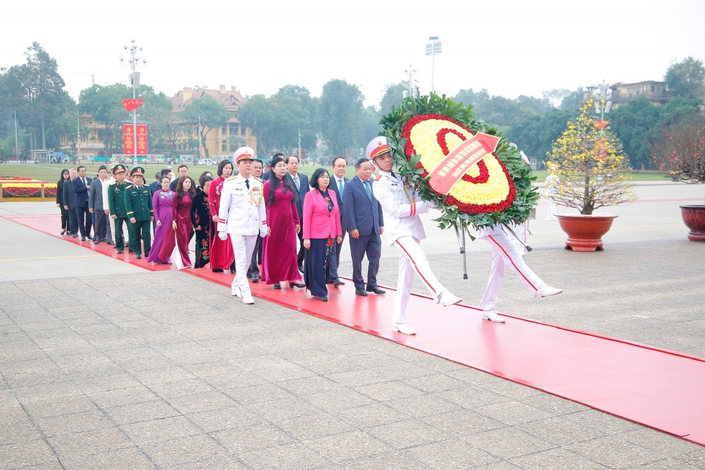 Đoàn đại biểu TP Hà Nội vào Lăng viếng Chủ tịch Hồ Chí Minh