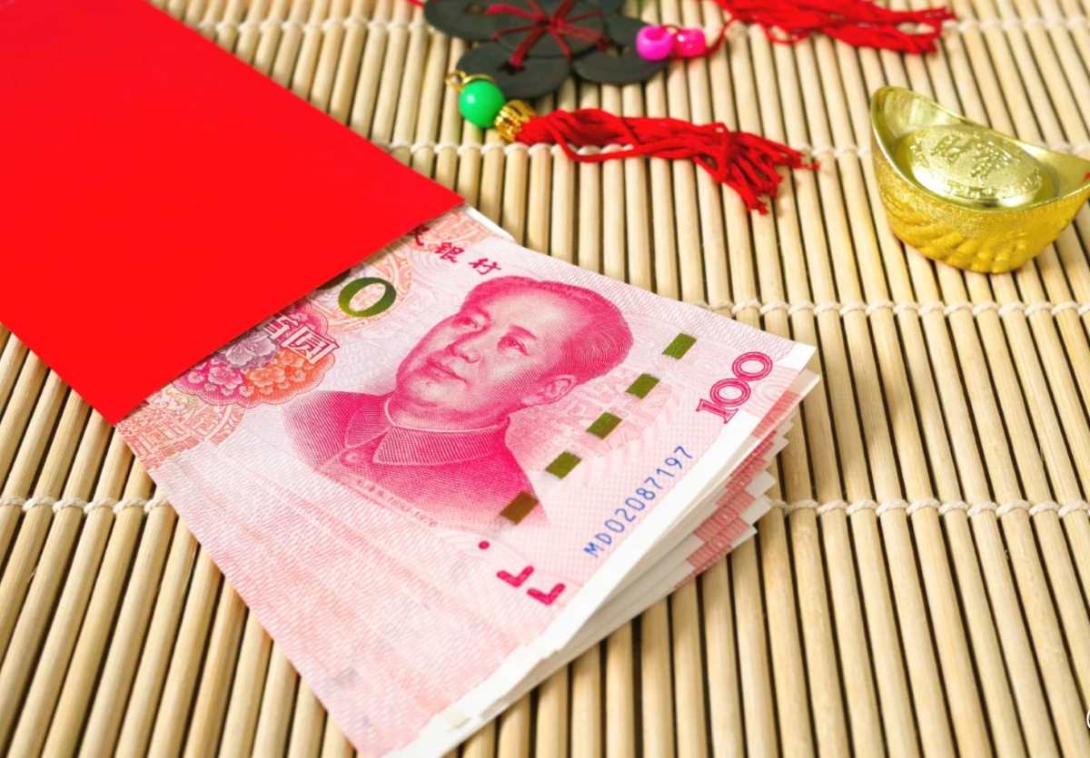 Lì xì truyền thống dần được thay thế bằng lì xì online. Ảnh: Shutterstock