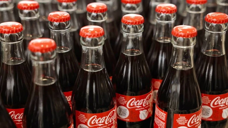 Coca‑Cola Europacific Partners bắt đầu thu hồi một số sản phẩm ở một số nước châu Âu sau khi phát hiện hàm lượng clorat cao trong đồ uống của mình.