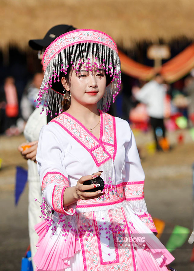 Cô gái Mông xinh đẹp với quả Pao trên tay, sẵn sàng cho trò chơi giao duyên ngày Tết.