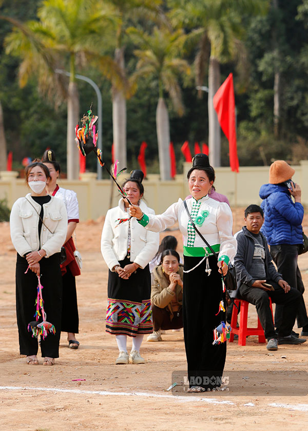 Trò chơi tung còn vòng, không giới hạn người chơi, từ trẻ em đến người lớn đều có thể tham gia.