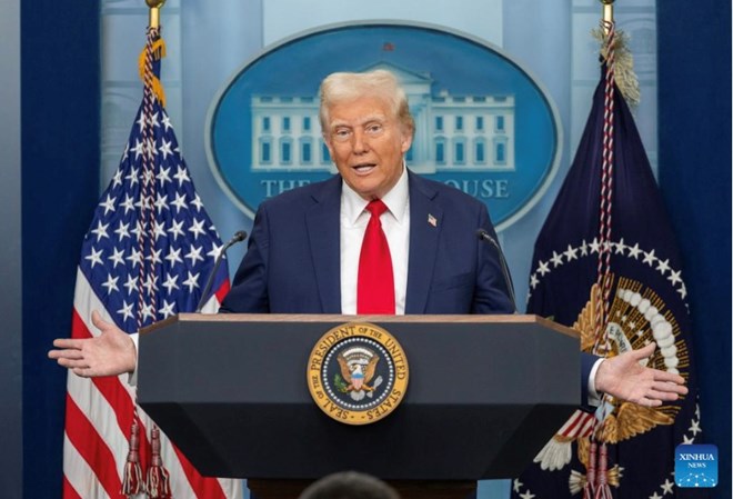 Ông Trump dọa đánh thuế dầu từ Mexico và Canada