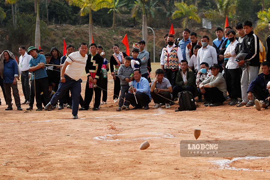 Tù Lu là trò chơi dân gian truyền thống của người Mông, nơi các chàng trai thể hiện sức mạnh và sự khéo léo của mình.