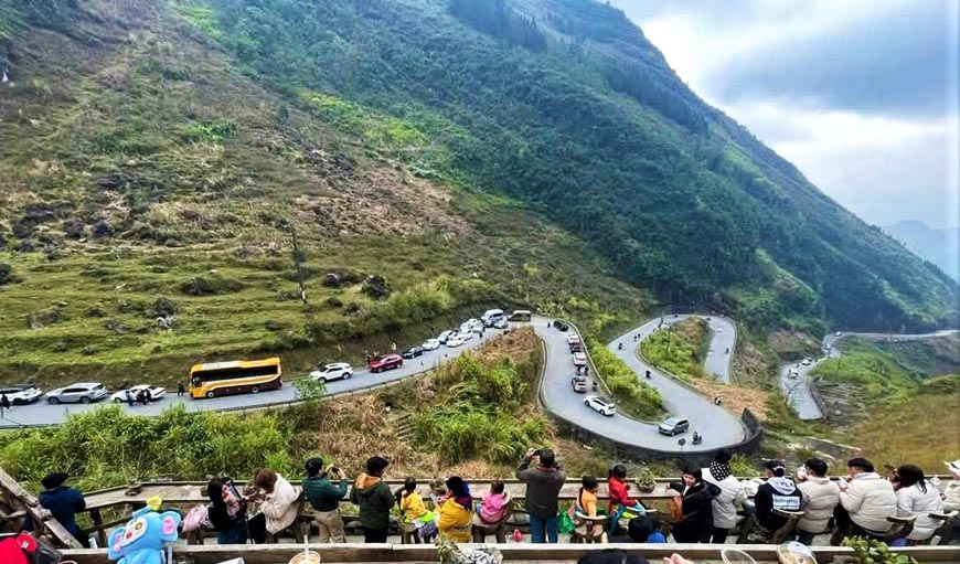 Ùn tắc cục bộ tại điểm du lịch dốc Thẩm Mã, Hà Giang.