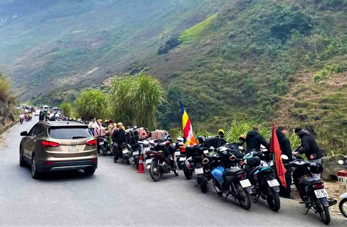 Thiếu bãi đỗ xe tại các điểm du lịch khiến phương tiện để tràn ra lòng đường QL.4C gây ùn tắc cục bộ.