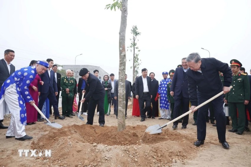 Tổng Bí thư Tô Lâm và đoàn công tác Trung ương dự Lễ phát động “Tết trồng cây đời đời nhớ ơn Bác Hồ” Xuân Ất Tỵ 2025. Ảnh: Thống Nhất/TTXVN