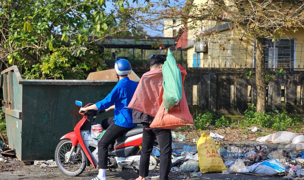 Điều đáng nói, những bãi rác bốc mùi nằm cách kí túc xá sinh viên chưa đầy 100m. Bạn Phan Toàn – một sinh viên cho biết, mùi thối nồng nặc thường xuyên khiến bản thân cảm thấy khó chịu và ảnh hưởng trực tiếp học tập. “Hồi trước em hay đi dạo quanh trường, dọc các con đường nhỏ ở đây, nhưng thấy rác mỗi ngày càng nhiều, mùi lại khó chịu nên về sau em ít khi đi dạo quanh đây lắm.” – Toàn nói.