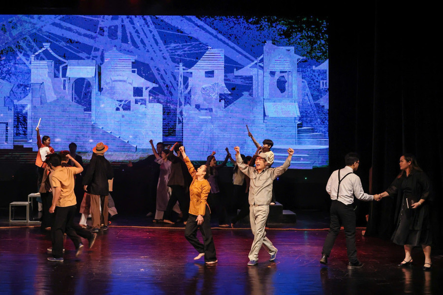 Vở diễn lấy bối cảnh từ năm 1930 khi Đảng Cộng sản Việt Nam vừa ra đời. lua-tu-dat-2.jpg