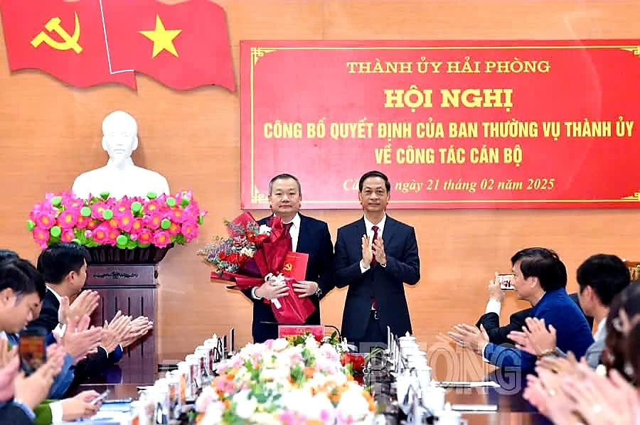 Phó Bí thư Thường trực Thành uỷ Hải Phòng Đỗ Mạnh Hiến trao quyết định cho ông Phan Viết Điện.