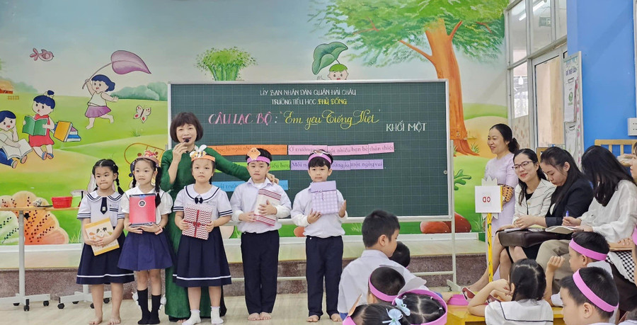 Sinh hoạt Câu lạc bộ Em yêu tiếng Việt của học sinh khối lớp 1, Trường Tiểu học Phù Đổng (Hải Châu, Đà Nẵng).Ảnh: NTCC tac-dong-lon-1.jpg