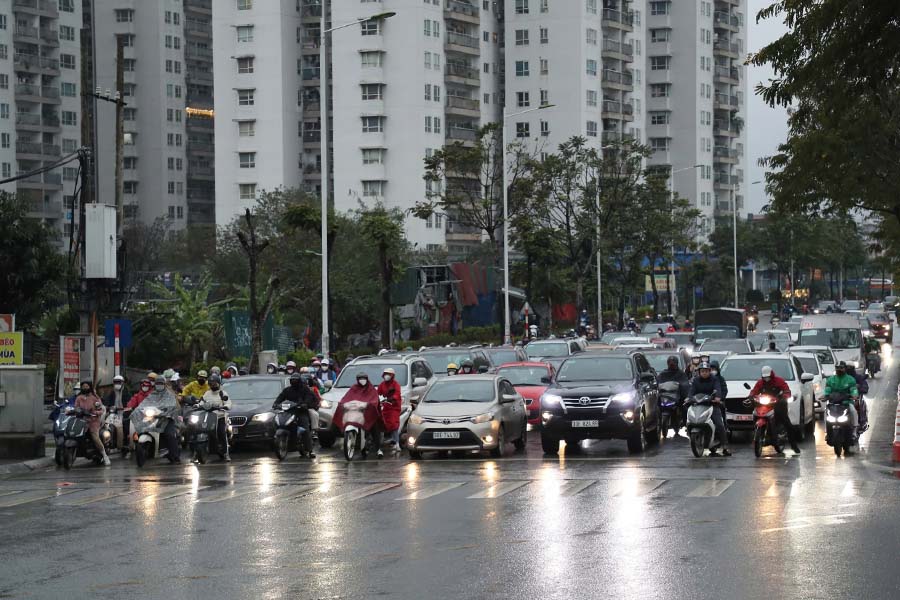 Mật độ phương tiện lưu thông trên trục đường Trần Hữu Dực - Trịnh Văn Bô hàng ngày rất lớn. Ảnh: Thế Kỷ