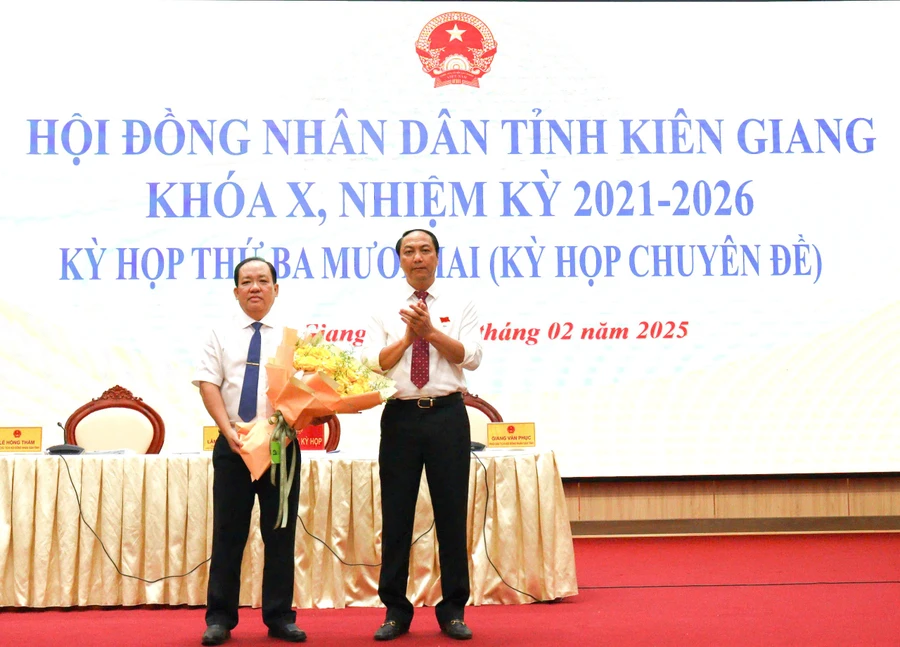 Ông Lâm Minh Thành, Phó Bí thư Thường trực Tỉnh ủy, Chủ tịch HĐND tỉnh Kiên Giang tặng hoa chúc mừng ông Nguyễn Thanh Phong.