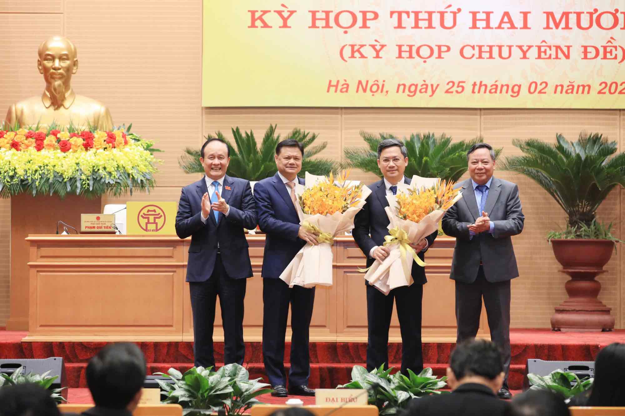 Các đồng chí lãnh đạo thành phố tặng hoa chúc mừng ông Hà Minh Hải và ông Vũ Đức Bảo. Ảnh: HĐND TP Hà Nội