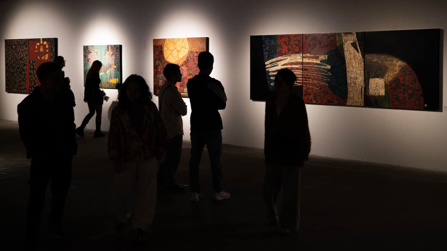 Người xem được chiêm ngưỡng những tác phẩm sơn mài có chiều sâu và tính nghệ thuật độc đáo. ton-vinh-tinh-yeu-qua-son-mai-7.jpg