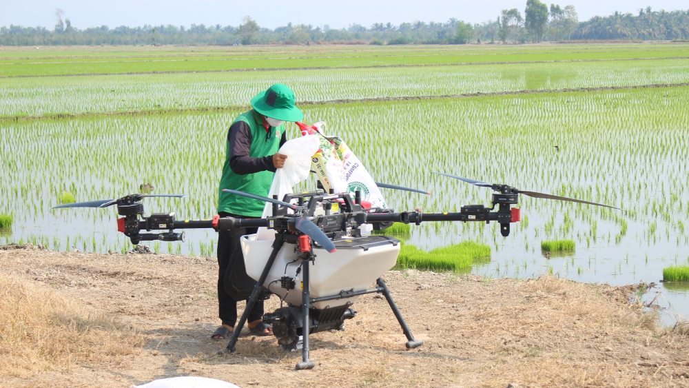 Drone nông nghiệp đang nhận được sự tin cậy của nông dân ĐBSCL. Ảnh: Nhóm PV.