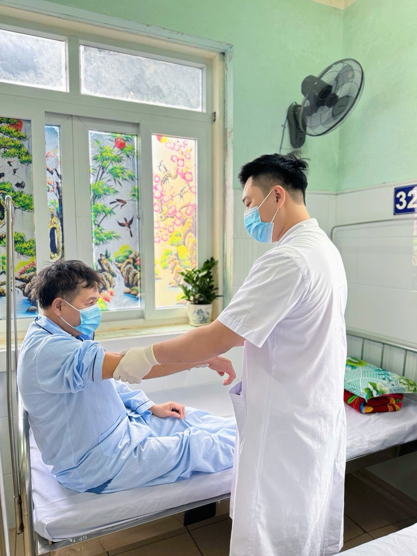 Thăm khám sức khỏe cho bệnh nhân. Thăm khám sức khỏe cho bệnh nhân.