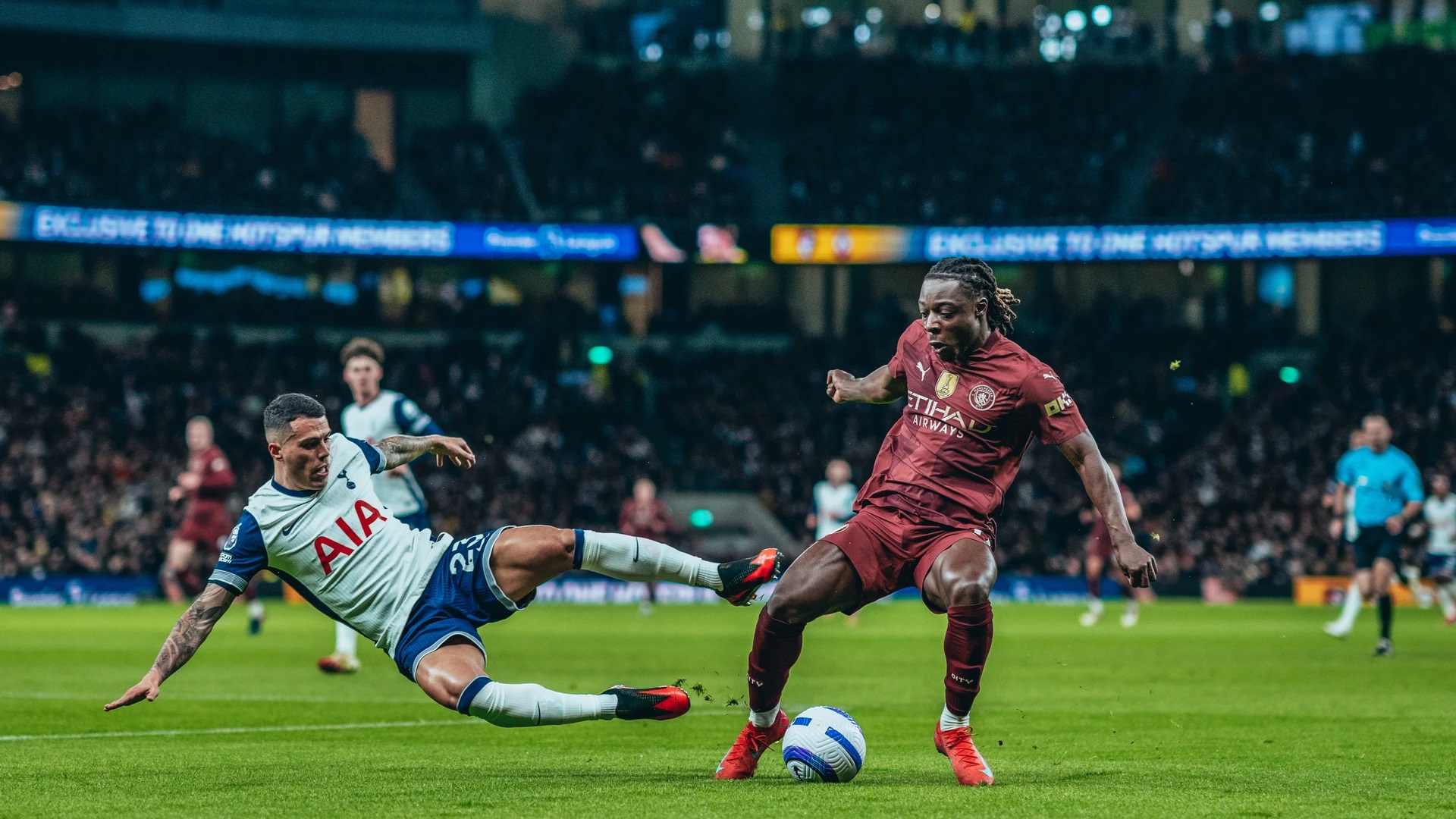 Hiệp 2 diễn ra với thế trận căng thẳng khi Spurs tạo áp lực lên Man City. Ảnh: MCFC