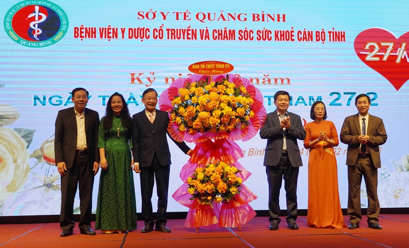 Trưởng Ban Tổ chức Tỉnh ủy Trần Vũ Khiêm, tặng hoa chúc mừng tập thể Bệnh viện YDCT&CSSK cán bộ tỉnh nhân kỷ niệm 70 năm Ngày Thầy thuốc Việt Nam. Trưởng Ban Tổ chức Tỉnh ủy Trần Vũ Khiêm, tặng hoa chúc mừng tập thể Bệnh viện YDCT&CSSK cán bộ tỉnh nhân kỷ niệm 70 năm Ngày Thầy thuốc Việt Nam.