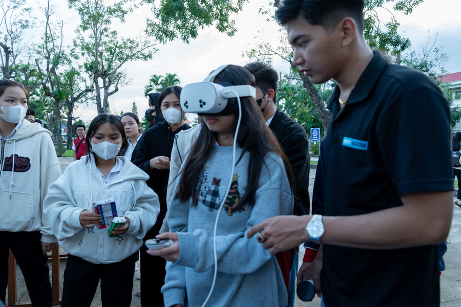 Học sinh Phú Yên trải nghiệm kính thực tế ảo do Trường ĐH Công Thương TPHCM nghiên cứu, chế tạo. (Ảnh: HUIT) a7406743.jpg