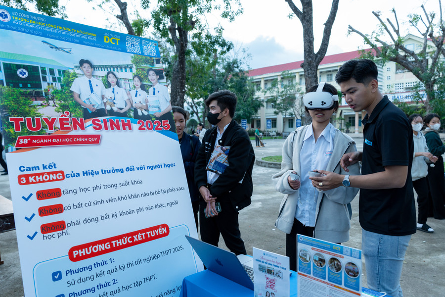 Thời gian qua, HUIT đã đưa kiến thức về trí tuệ nhân tạo (AI), Internet of Things (internet vạn vật - IoT), dữ liệu đám mây (Cloud), Blockchain,… vào các ngành đào tạo. (Ảnh: HUIT) a7406779.jpg