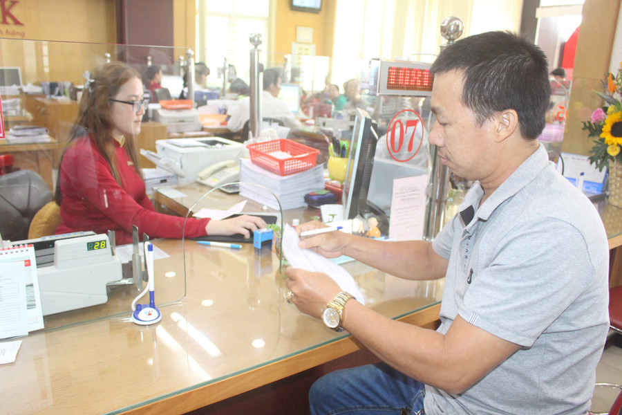 Người dân vay vốn phát triển sản xuất tại Agribank Quận 9. (Ảnh: Quốc Hải) img-7357.jpg