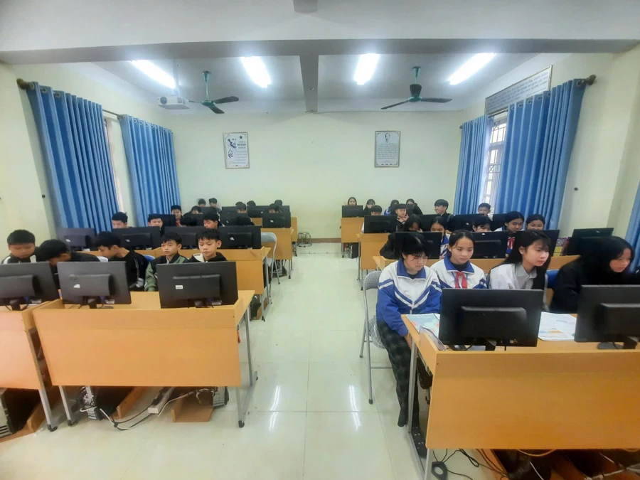 Phòng Tin học tại Trường THCS Đồng Tân, huyện Hữu Lũng (Lạng Sơn) được trang bị đầy đủ máy tính.