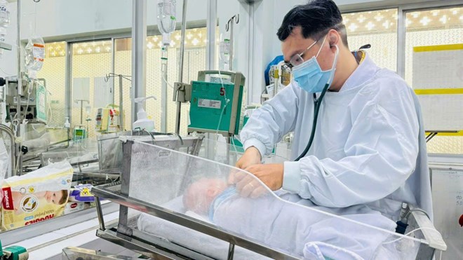 Bác sĩ chăm sóc cho bệnh nhi. Ảnh: BVCC