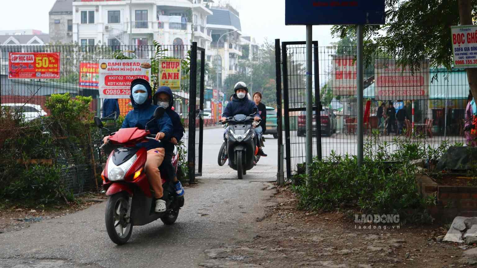 Người dân khu đô thị Kim Văn - Kim Lũ đi bằng lối nhỏ ra ngõ 282 Kim Giang. Ảnh: Phóng viên