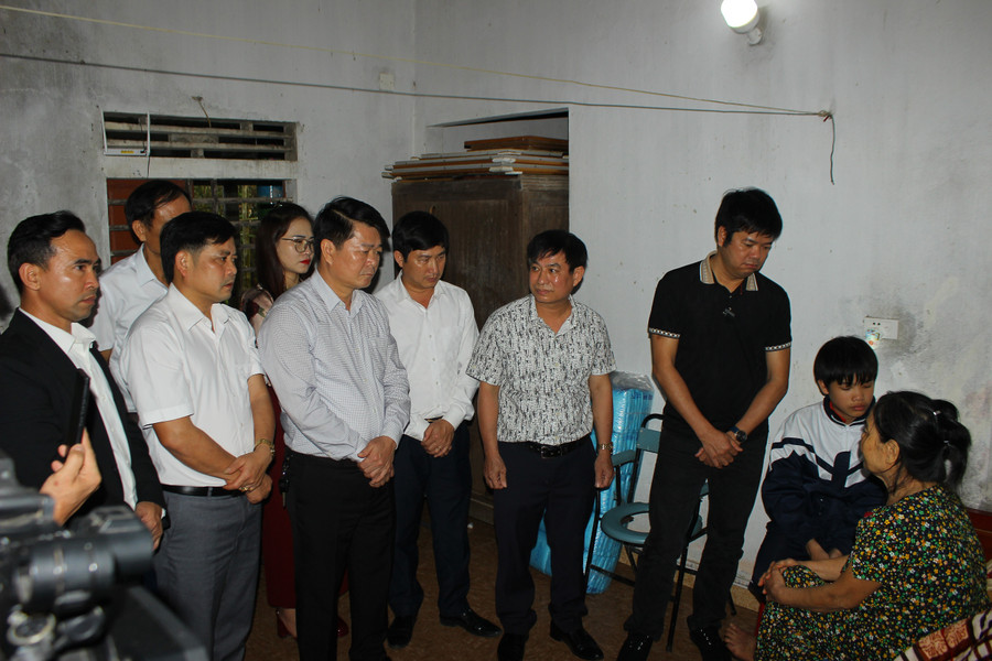 Đại diện Văn phòng Báo GD&TĐ khu vực Bắc Trung bộ, cùng chính quyền địa phương, BGH nhà trường, các nhà hảo tâm thăm hỏi sức khỏe thầy Khoa. img-0086.jpg