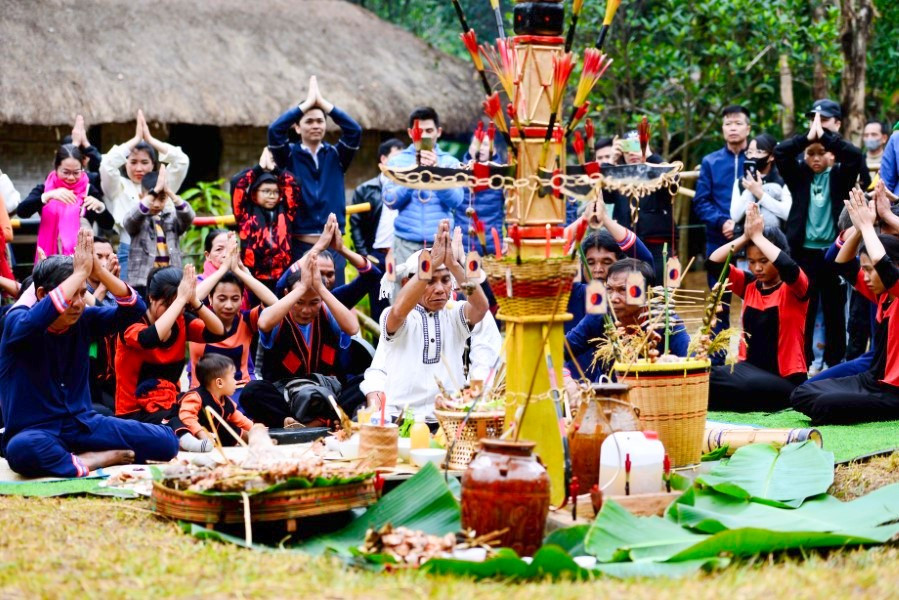 Lễ ăn mừng đầu lúa mới, thể hiện lòng biết ơn của người Raglai đối với thần linh và tổ tiên đã ban cho mùa màng bội thu. Trong lễ hội, mọi người dân Raglai đều quây quần xung quanh cây nêu thực hiện nghi lễ. Nghi thức cúng lễ được thực hiện bởi thầy cúng hoặc già làng là người có uy tín trong cộng đồng dân tộc Raglai. doc-dao-le-an-mung-dau-lua-moi-2.jpg