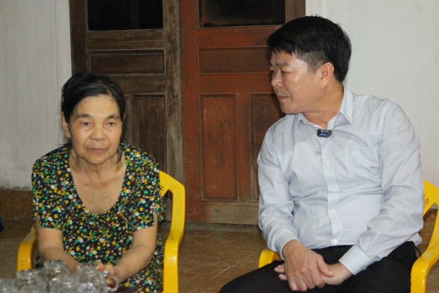 Ông Nguyễn Thanh Long – Chủ tịch UBMTTQ huyện Cẩm Xuyên đề nghị gia đình phải sử dụng nguồn tài trợ đúng mục đích và hiệu quả. img-0147.jpg