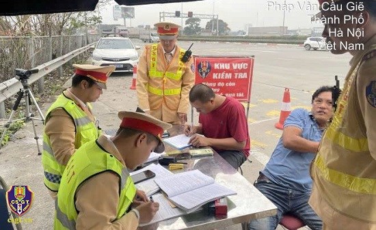 Vi phạm nồng độ cồn, lái xe container bị phạt 35 triệu đồng