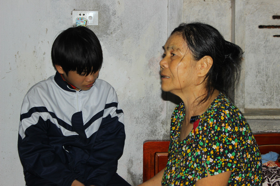 Bà Nguyễn Thị Hiếu - bà nội Ngọc kể lại hoàn cảnh của gia đình. img-0090.jpg