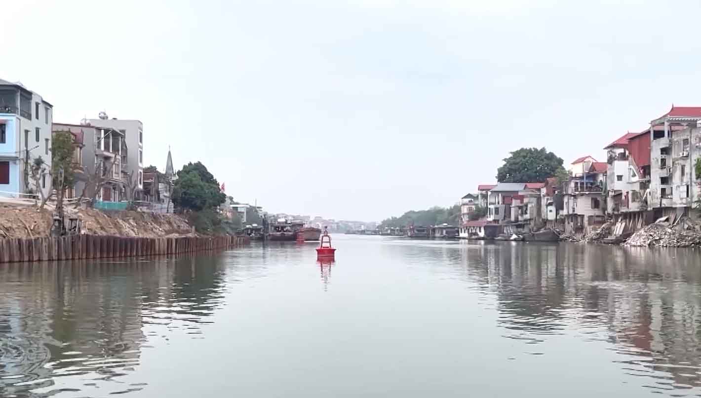 Sông Cầu đoạn chảy qua thành phố Bắc Ninh (tỉnh Bắc Ninh). Ảnh: Vân Trường