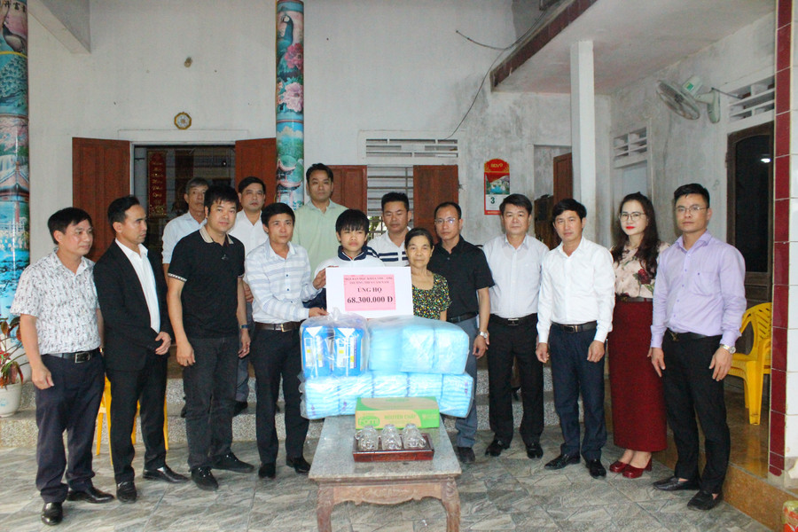 Hội bạn học cấp 2 Trường Tiểu học và THCS Cẩm Nam khoá 1989 - 1998 - bạn thầy Khoa trao tặng số tiền 68,3 triệu đồng . img-0151.jpg