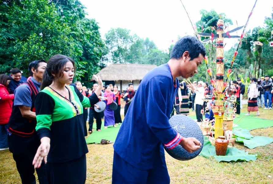 Sau khi lễ cúng kết thúc, mọi người cùng nhau ăn uống, vui chơi và ca hát nhảy múa với những nhạc cụ truyền thống như kèn bầu, trống lớn, mã la, đàn Chapi. doc-dao-le-an-mung-dau-lua-moi-4.jpg