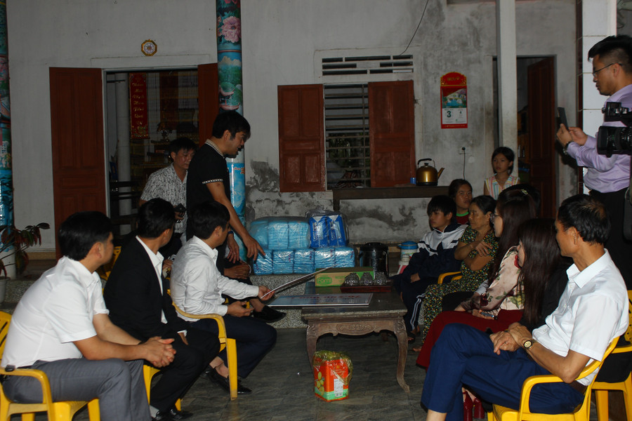 Đại diện Văn phòng báo GD&TĐ khu vực Bắc Trung bộ bàn giao số tiền ủng hộ của bạn đọc cho gia đình. img-0104.jpg