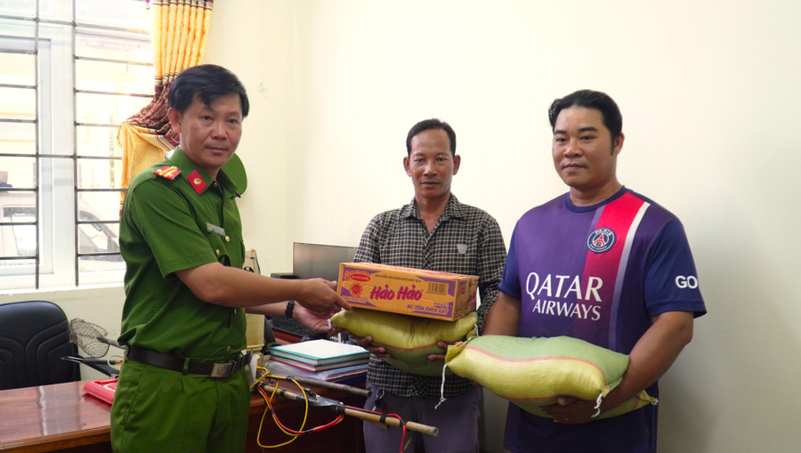 Người dân nhận gạo và nhu yếu phẩm sau khi giao nộp dụng cụ xiệt điện. Ảnh: Quách Mến danh-bat-thuy-san-theo-cach-tan-diet-o-ca-mau-bao-ve-bang-cach-nao-2.jpg